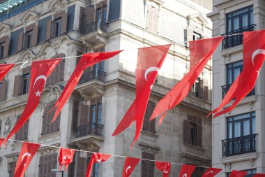 Türk ulusal bayrağının caddede asılı duran düşük açılı görüntüsü.