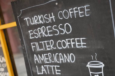 Açık havada siyah tahtada kafe menüsü .