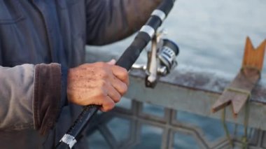 Oltalı balıkçı, makaralı. 