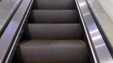 Alışveriş merkezinde boş yürüyen merdiven.,