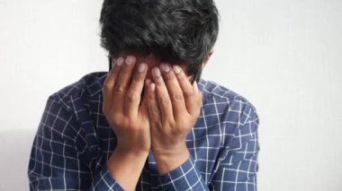 Üzüntülü adamın yüzünü ellerinle kapat.