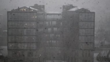 İstanbul 'da Hindi İstanbul 12 Ocak 2023 kar yağışı ve finans binaları .