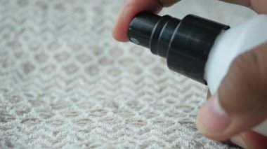 Erkekler ofis gömleği için leke çıkarıcı sprey kullanır..