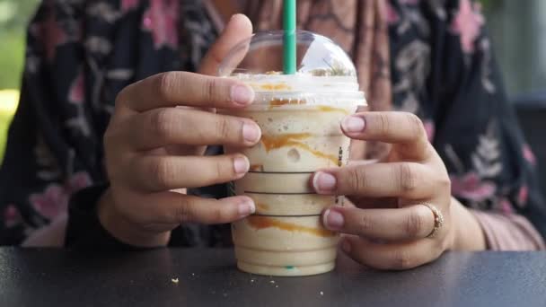 Folk Dricker Starbucks Kaffe Solig Dag — Stockvideo