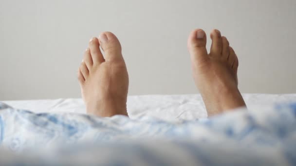 Jovem Mulher Deitada Com Pés Descalços Cama — Vídeo de Stock