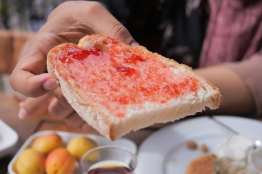 Sabah kahvaltısında reçelli tost. 