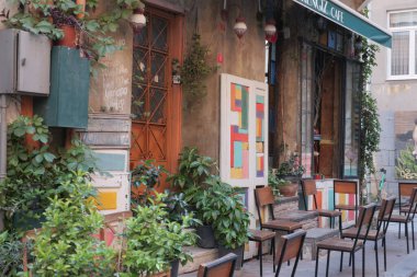 Hindi İstanbul 12 Haziran 2023 Eski Balat 'taki kafe önünde. Balat, İstanbul 'da popüler bir turizm beldesi