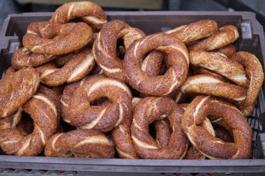 Türk Simit 'i minibüste satıyor ,