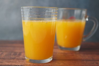 Bardak portakal suyu masada .