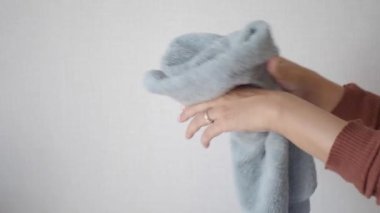 Kız onun elinde beyaz bir havlu kurutma