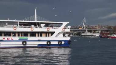 Türkiye İstanbul 18 Temmuz 2023. Boğaz 'da nakliye feribotu. Feribot yolcu taşır..