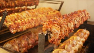 Kızarmış tavuklar barbekü ateşinde kızartılıyor..