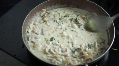 Pişirme tavasında mantar pişirme manzarası ,