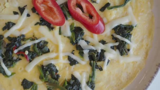 Nahaufnahme Von Kräuter Omelette Auf Dem Tisch — Stockvideo