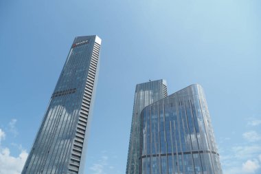 Sisli 'deki mavi gökyüzüne karşı İstanbul finans bankasının düşük açılı görüşü 