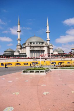 İstanbul 'da bir cami var. Taksim Camii