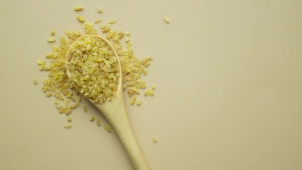 Tahta Kaşıkta Çiğ Bulgur Pirinci — Stok video