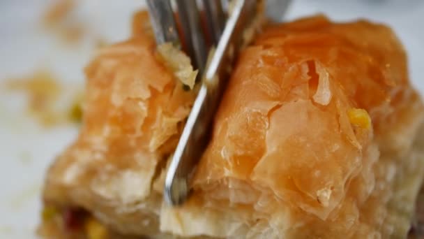 Schneiden Handgemachte Türkische Dessert Baklava — Stockvideo
