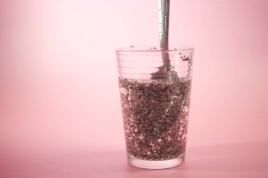Bir kabın içindeki chia tohumunu kapat