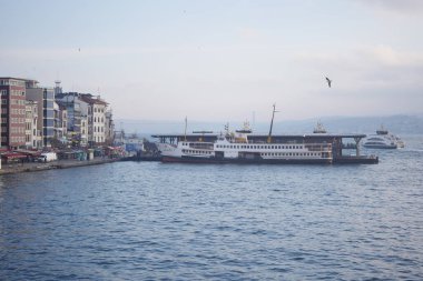 Türkiye İstanbul 18 Temmuz 2023. Boğaz 'da nakliye feribotu. Feribot yolcu taşır..