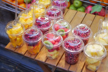  Masadaki kasede olgun kırmızı çilekler. .