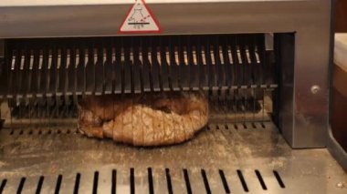 Otomatik ekmek dilimleyici. Fırında ekmek dilimliyorum..