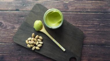 Fıstık ezmesi kremalı ve kaşıklı. .