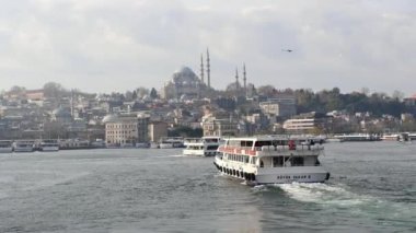 Türkiye İstanbul 18 Temmuz 2023. Boğaz 'da nakliye feribotu. Feribot yolcu taşır..