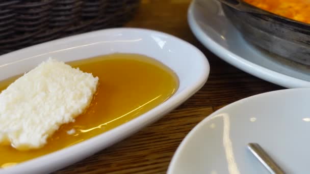 Mentega Krim Dan Madu Dalam Mangkuk Atas Meja — Stok Video
