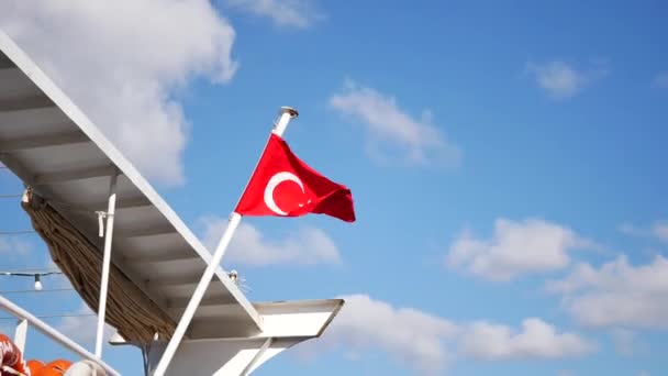 Pohled Lodi Tureckou Vlajkou — Stock video