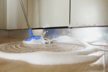 Mutfak zeminine bulaşık makinesinden dökülen su.. 