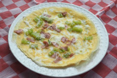  Masada sosisli yumurta omleti. .