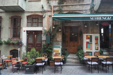 Hindi İstanbul 12 Haziran 2023 Eski Balat 'taki kafe önünde. Balat, İstanbul 'da popüler bir turizm beldesi