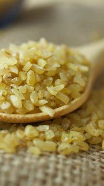 Tahta kaşıkta çiğ Bulgur Pirinci