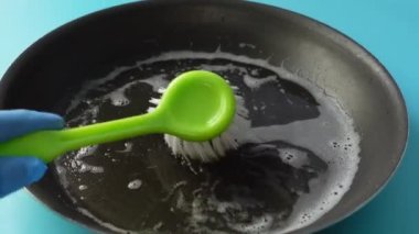 Mutfak malzemelerini fırçayla yıkıyorum. 