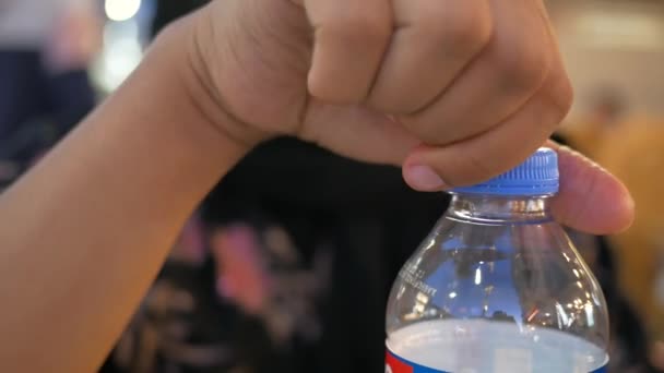 Ανοίξτε Ένα Καπάκι Μιας Πλαστικής Φιάλης Νερού — Αρχείο Βίντεο