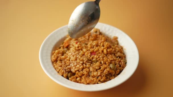 汤匙在碗里挑食糯米 — 图库视频影像