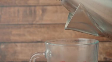 Sürahide sıcak su akıyor. .