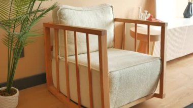 Evinde lamba olan eski moda koltuklar.