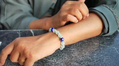  Kadınlar kaşıntıdan muzdarip, yakın çekim.