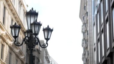Binalarla çevrili zarif sokak lambası. 