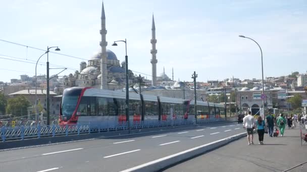 Turquia Istanbul Junho 2023 Bonde Eminonu Com Pessoas Cruzando Estrada — Vídeo de Stock