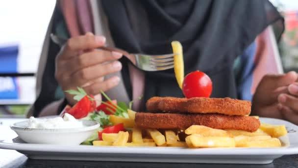 Frauen Essen Hühnerschnitzel Mit Kartoffelchips — Stockvideo
