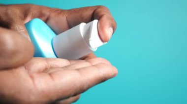  Adam cildine güzellik kremi sürüyor. .