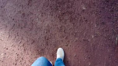 Toprak yolda yürüyen bir adamın ayakları. ,