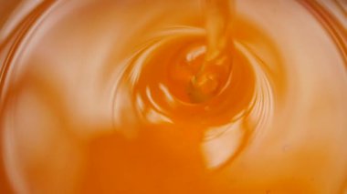 Kaplara bal dökülüyor.,