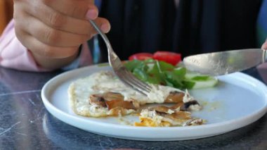 Masada sade yumurta omleti yemek. .