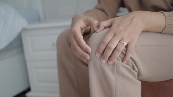 膝関節痛を患っている女性を閉じます — ストック動画