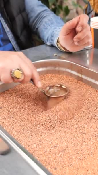 Ansicht Der Herstellung Von Traditionellem Türkischem Kaffee Auf Sand — Stockvideo