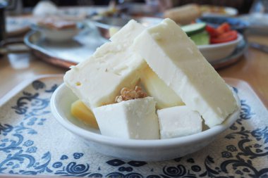 Kahvaltı masasında peynir küpleri.